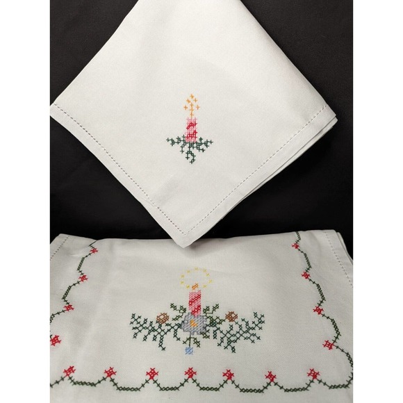 Christmas Placemat Napkins Table Cloth Candle Motif NWOT - Picture 2 of 10